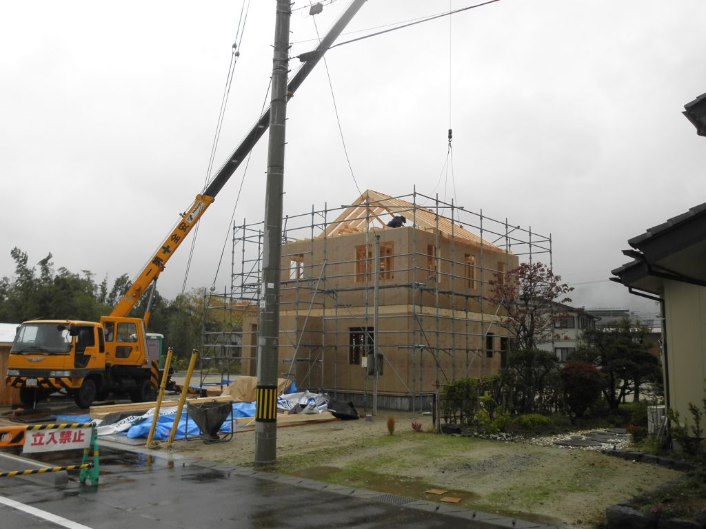 雨の中でスタートした建て方