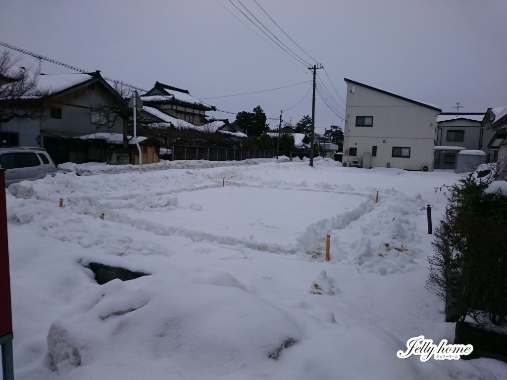 残雪の中での地縄張りと地盤調査