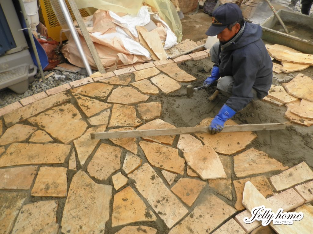 簡単には行かない乱形石材の施工