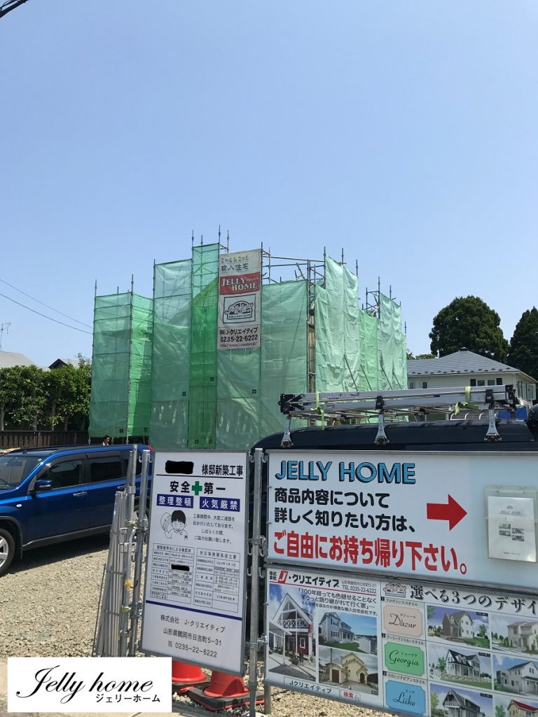 上棟、急勾配の屋根、窓の取付