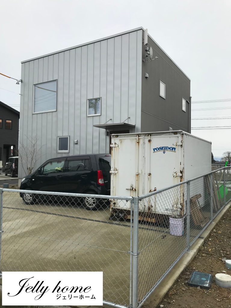 武骨な物置とフェンス