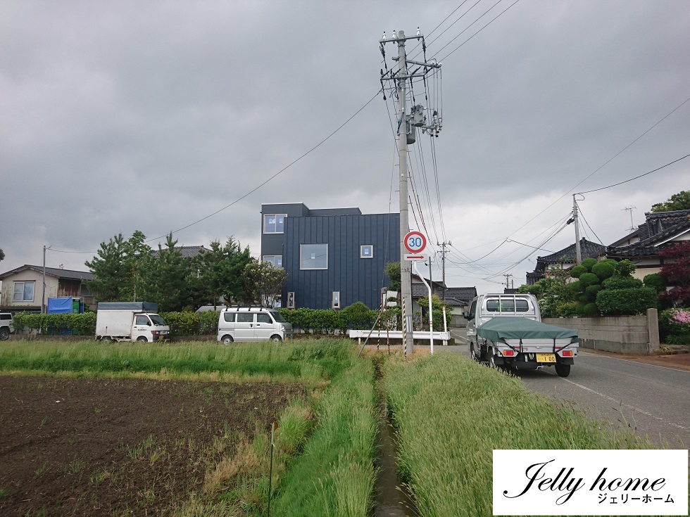 農村地帯に出現した「３階建てZERO-CUBE」
