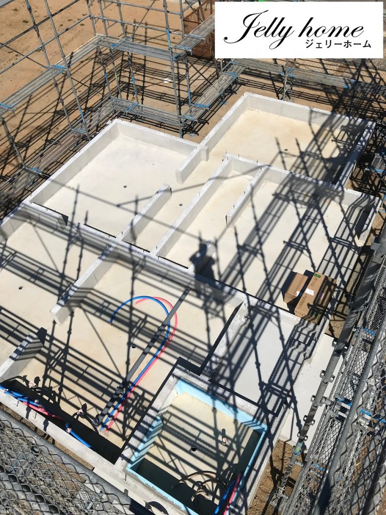 心地良い日差しに包まれて、完成した基礎工事