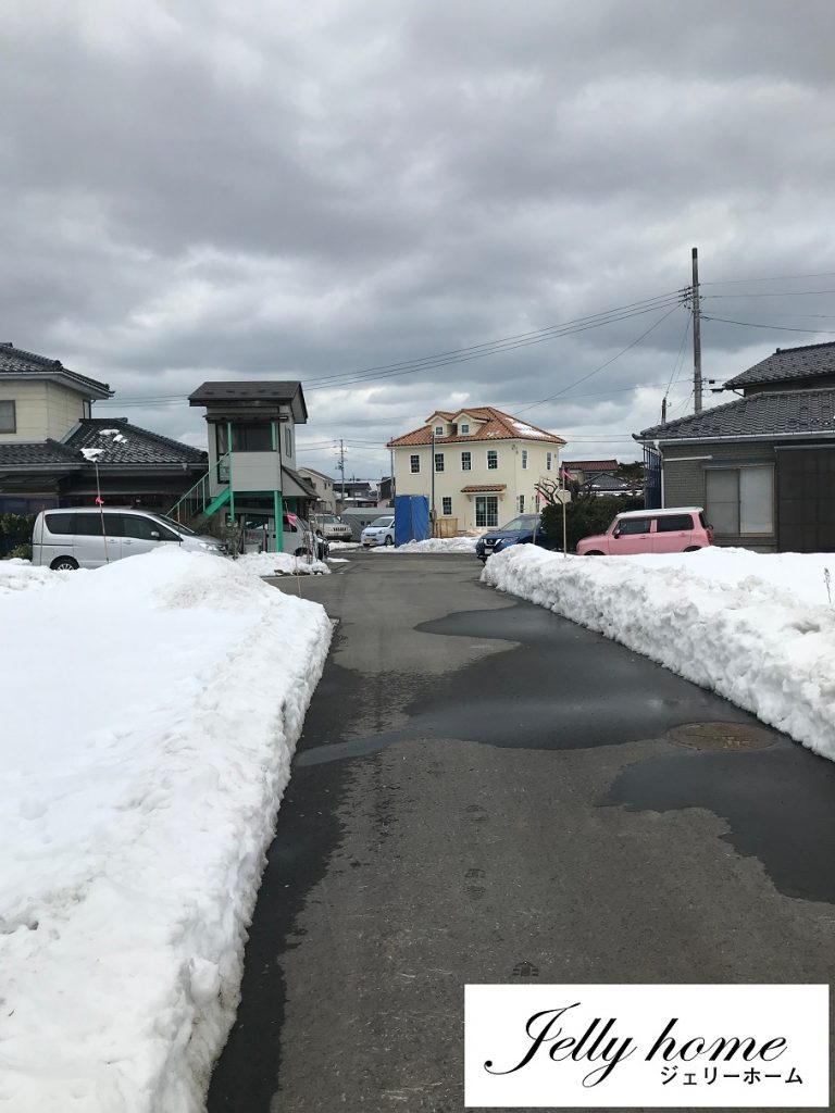 マッシュルーム色の塗り壁とテラコッタ色のS瓦