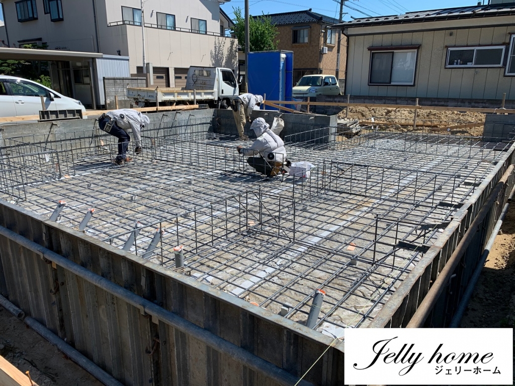 猛暑の中での配筋作業