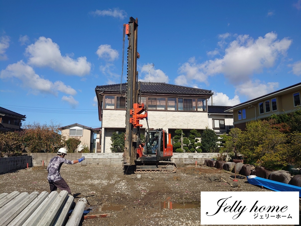 地盤改良工事を終えて、基礎工事に着手