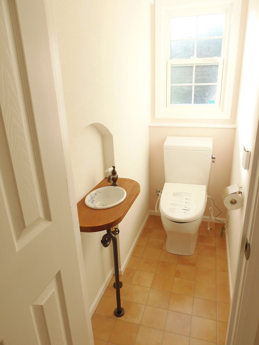 トイレにはオリジナルの手洗い器
