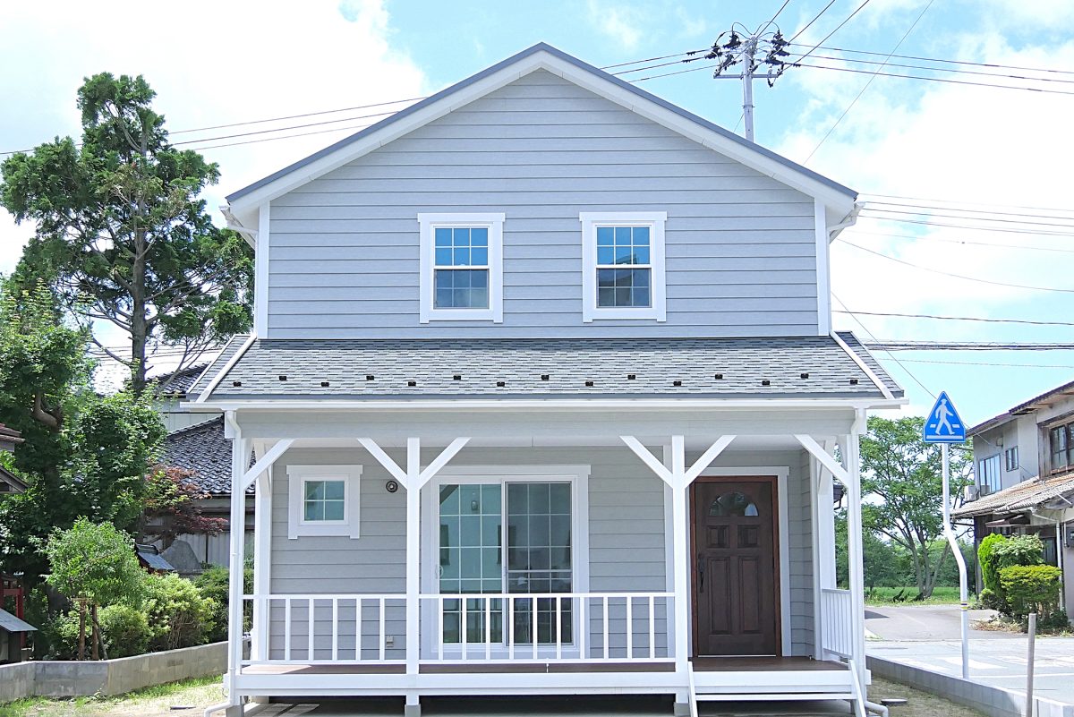 家族みんなでバーベキューもできる、大きな屋根付きウッドデッキの家